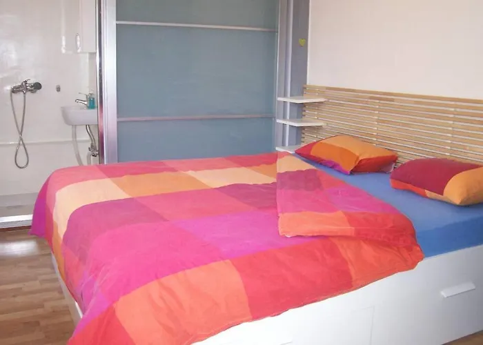 Air Conditioned Studio In Quite Garden With Barbecue